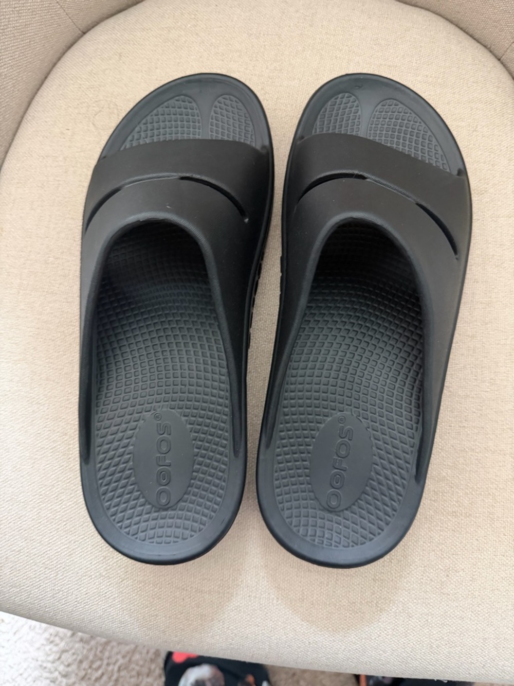 OOFOS Black Comfort Recovery Slides
